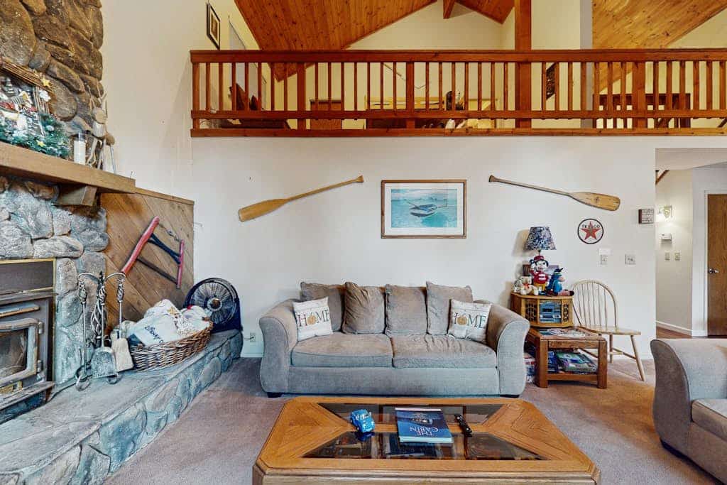 Cozy family-friendly home with air hockey, grill, deck, & nearby activities