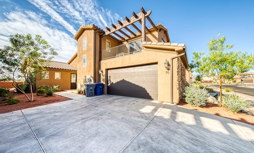 Mountain view townhouse with pool, hot tub, fitness room, & private splash pad