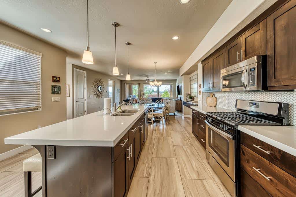 Mountain view townhouse with pool, hot tub, fitness room, & private splash pad