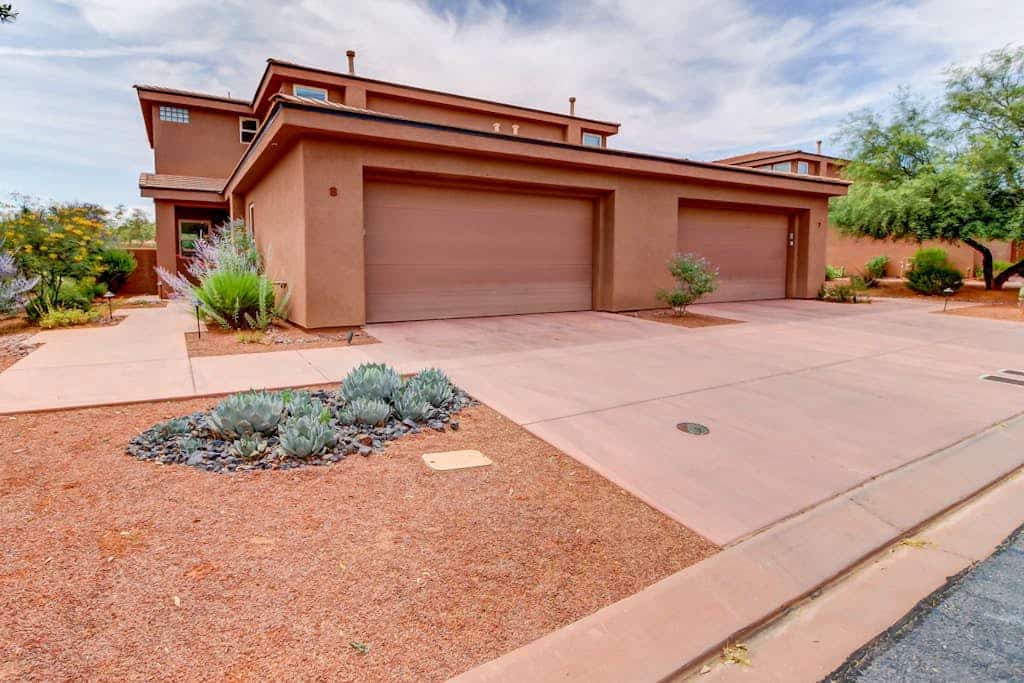 Bright & Lovely Home with Patio, Balcony, Mountain Views & Shared Hot Tub/Pool