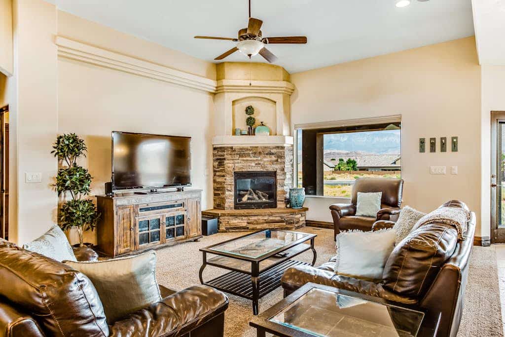 Lovely family home with patio, pool table, & free WiFi - close to national parks