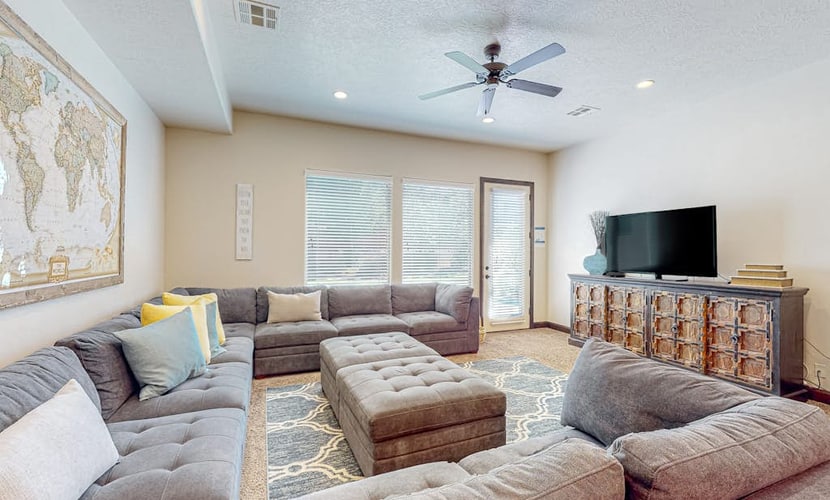 Stunning mtn-view townhome with 2 heated pools, hot tubs, gym, grill, patio