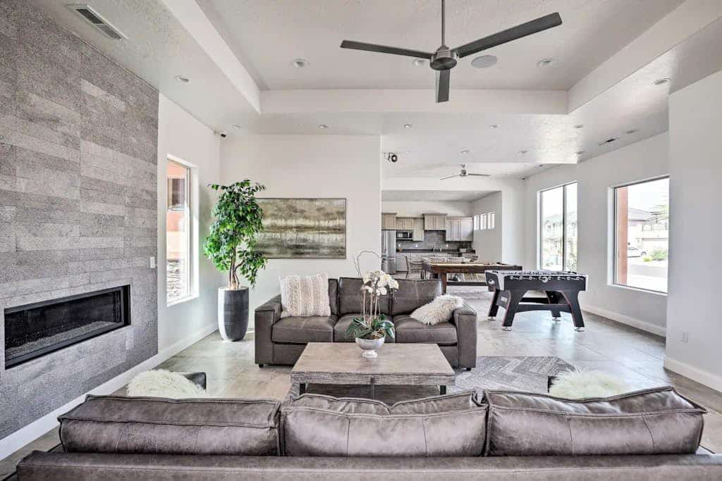 Luxury townhouse w/ private hot tub, resort amenities, ping pong table
