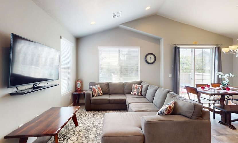 Red Cliffs Townhouse in Washington, outdoor pool + near Zion National Park