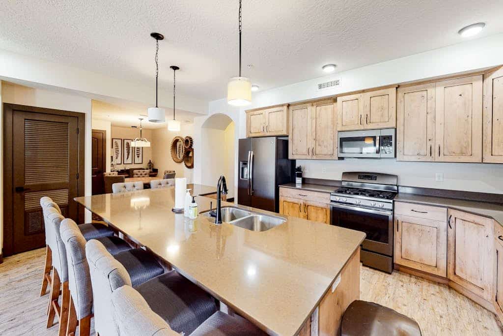 Beautiful contemporary condo with pool, hot tub, & tennis