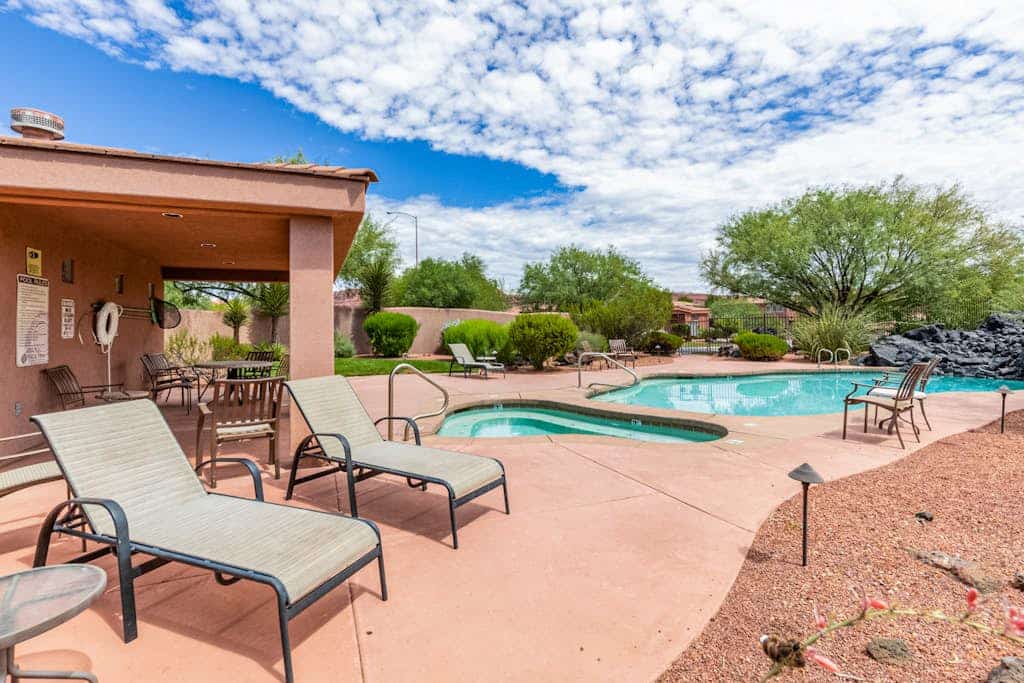 Desert gem near Zion with pool/hot tub access, fast WiFi & AC