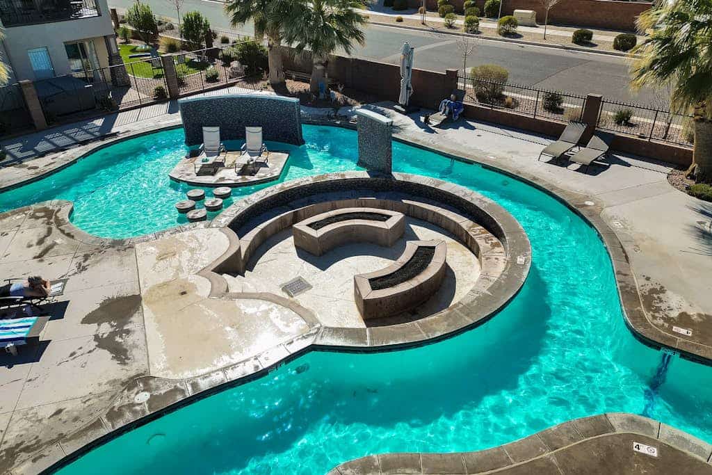 Spacious contemporary townhouse with shared pool, hot tub & pickleball courts