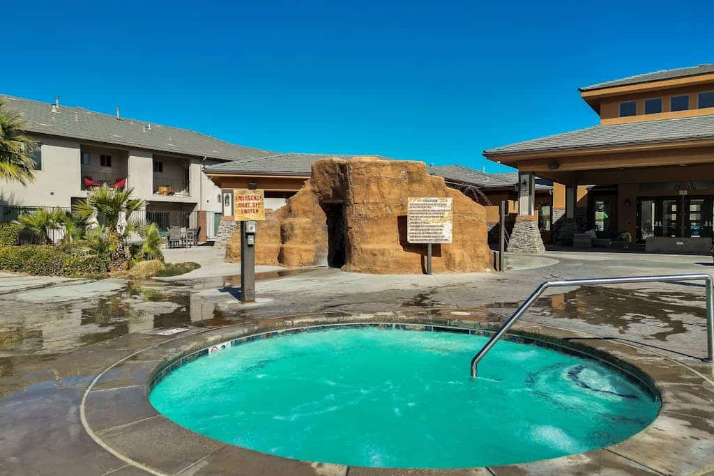 Spacious contemporary townhouse with shared pool, hot tub & pickleball courts
