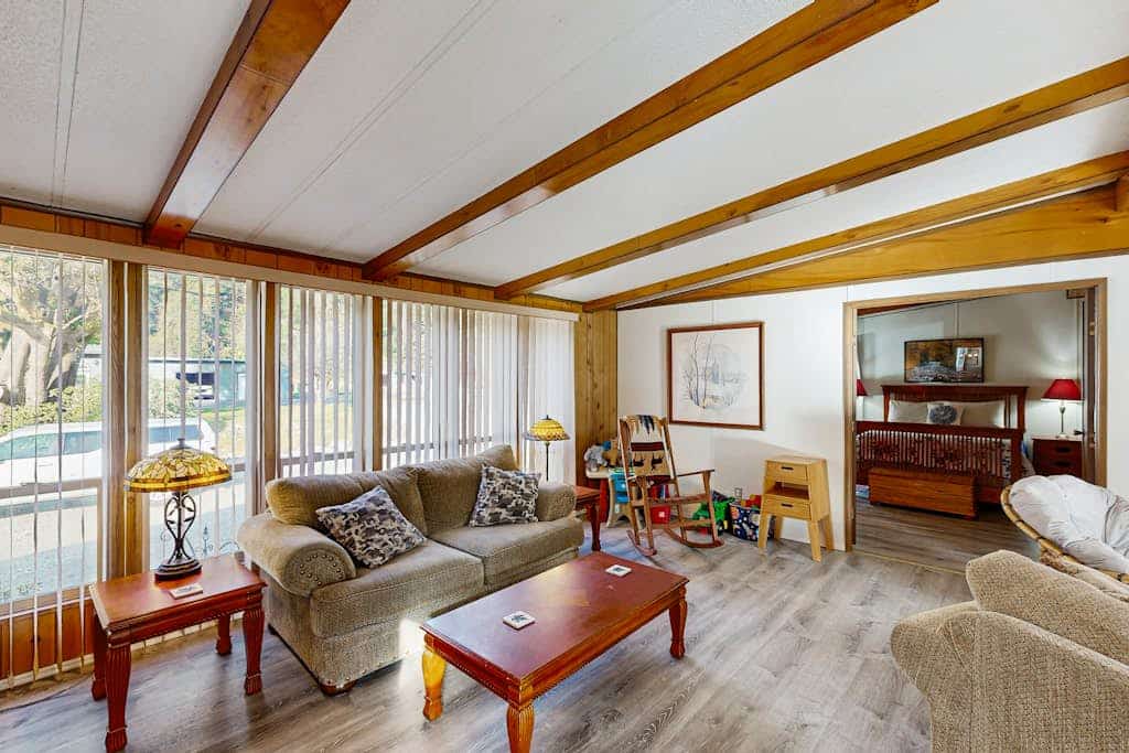 Riverfront getaway with firepit, deck, fireplace, full kitchen, W/D, & WiFi