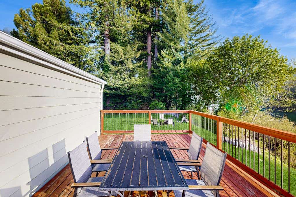 Riverfront getaway with firepit, deck, fireplace, full kitchen, W/D, & WiFi