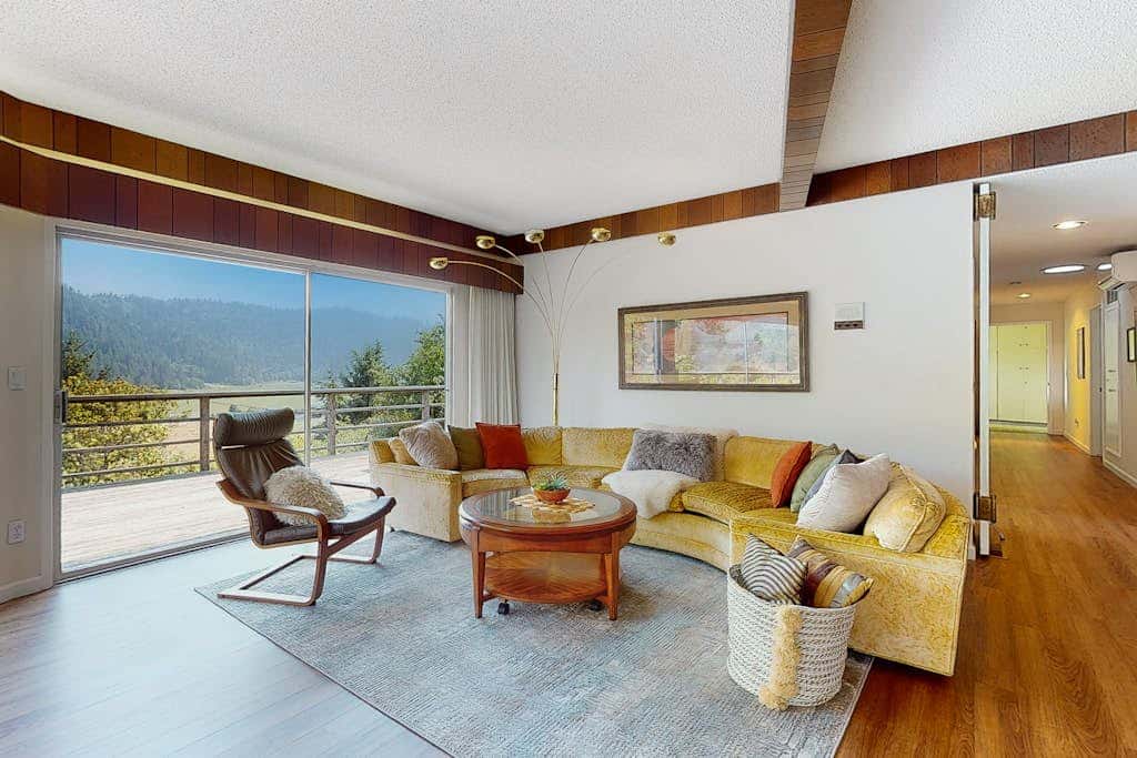 Viewcrest Retro Country Home
