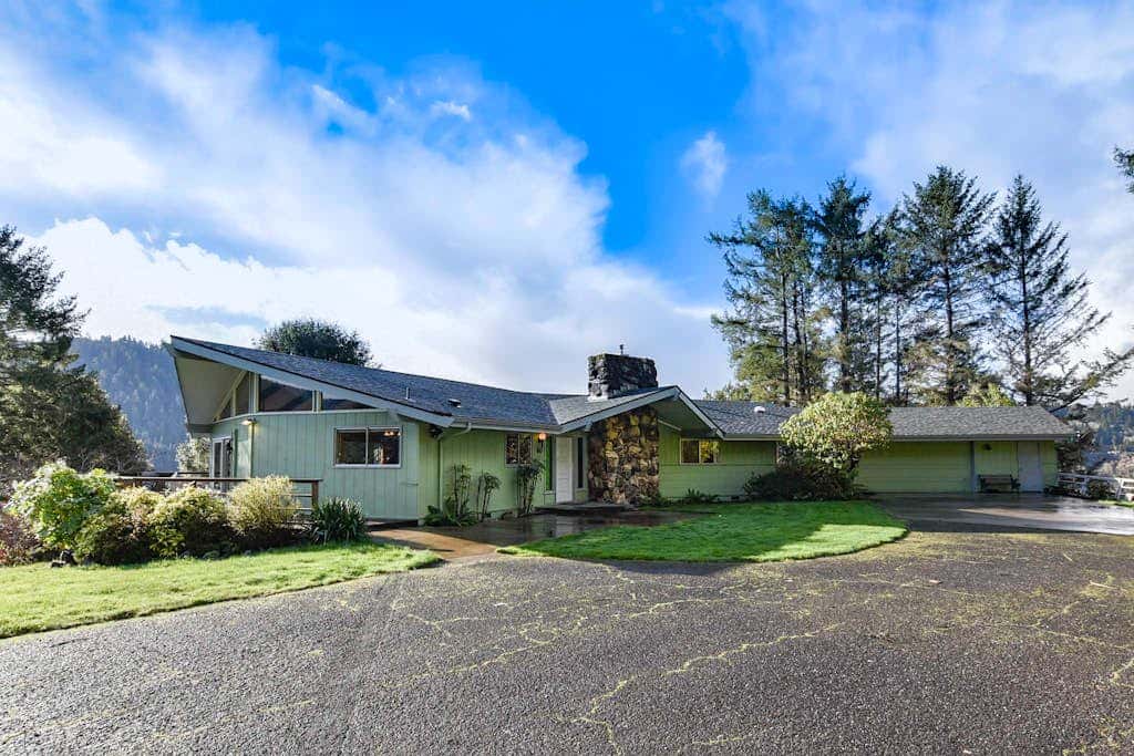 Viewcrest Retro Country Home