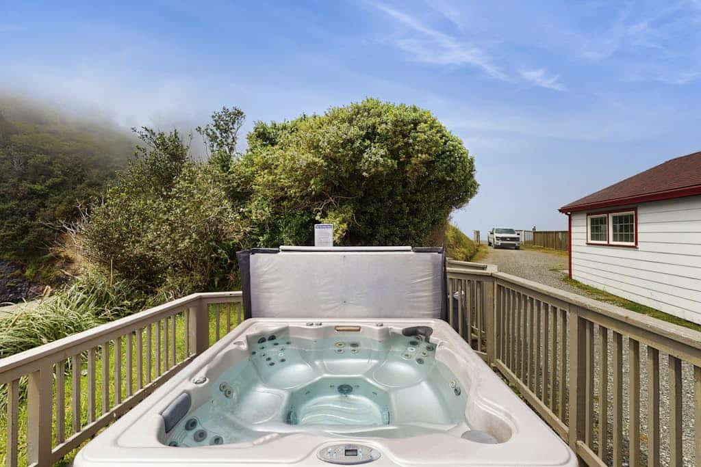 Oceanfront home with amazing views, hot tub, WiFi & deck - hiking nearby