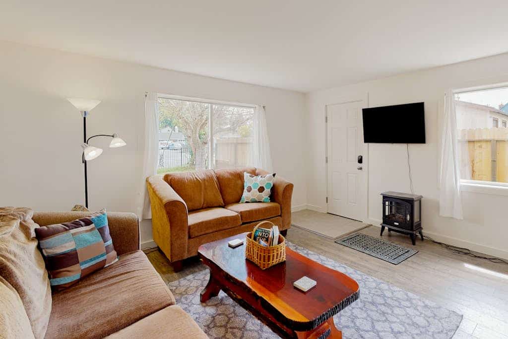 Dog-friendly home with washer/dryer & free WiFi - half mile to hiking & zoo