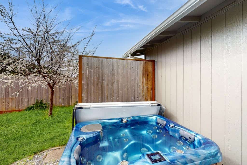 Cozy Home w/ Large Yard, Free WiFi, & Private Hot Tub - Close To Bluffs & Trail
