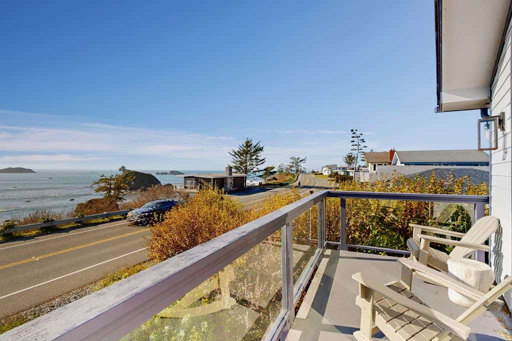 Updated Oceanfront home near the redwoods and harbor - close to hiking trails