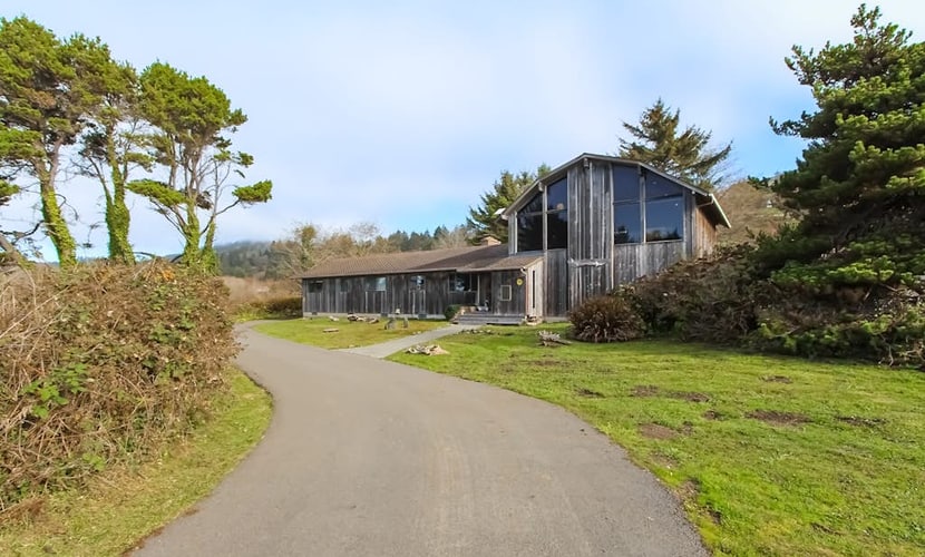 Stunning Ocean & Mountain Views, Quiet Family Home, Gas Grill, Beach Access