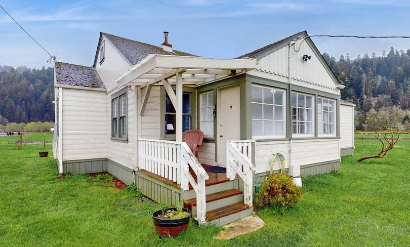 Vintage farmhouse on cattle ranch - 360-degree Redwood Valley views & game room