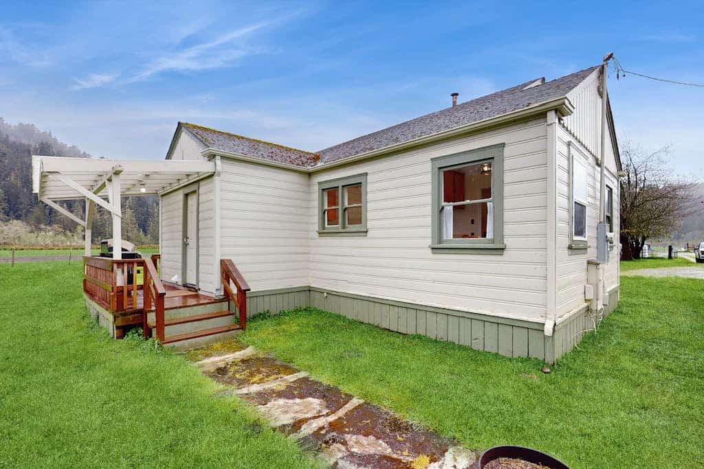 Vintage farmhouse on cattle ranch - 360-degree Redwood Valley views & game room