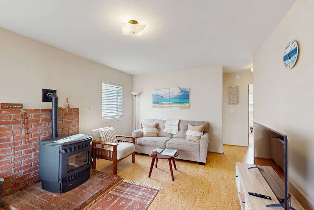 Perfectly located home with pellet stove - walk to Trinidad State Beach & Harbor