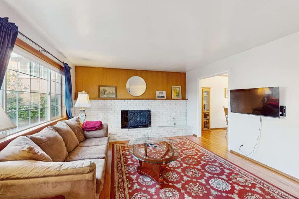Colonial-style home w/fireplace, large yard, W/D - close to shopping & redwoods