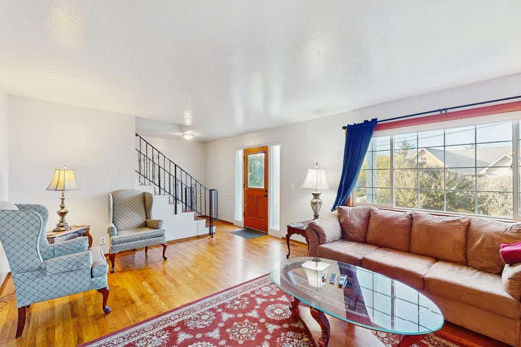 Colonial-style home w/fireplace, large yard, W/D - close to shopping & redwoods