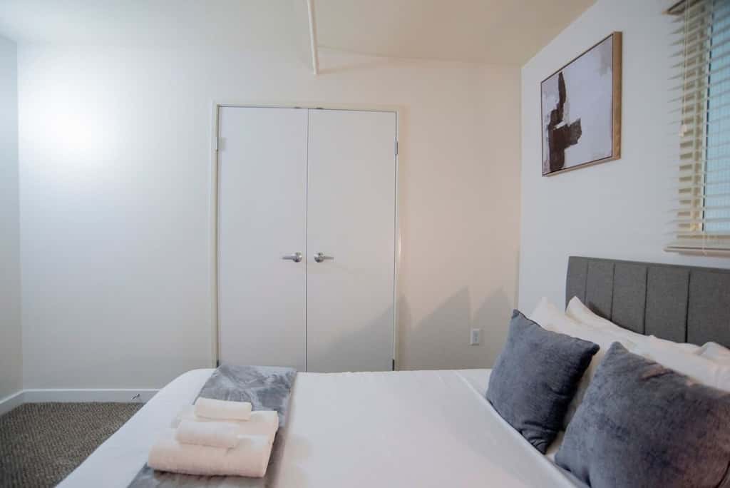 3BR | Pool Table + Arcade + Gym by CozySuites