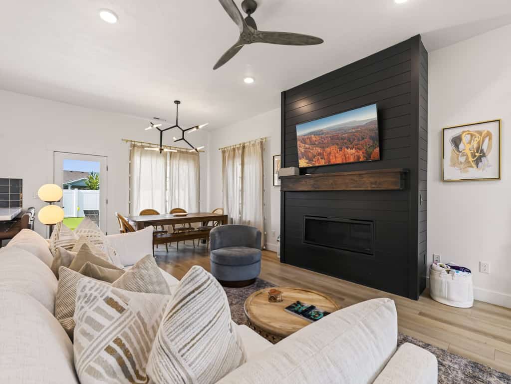 New! Family Retreat, 4Br 2.5BA, Sleeps 11, Hot Tub
