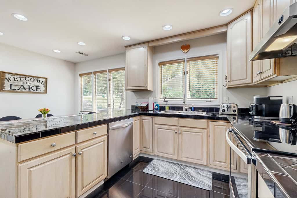 Lake Lure Lakefront House, Private Dock, Multiple Decks, Kayaks, Mountain Views, Gameroom