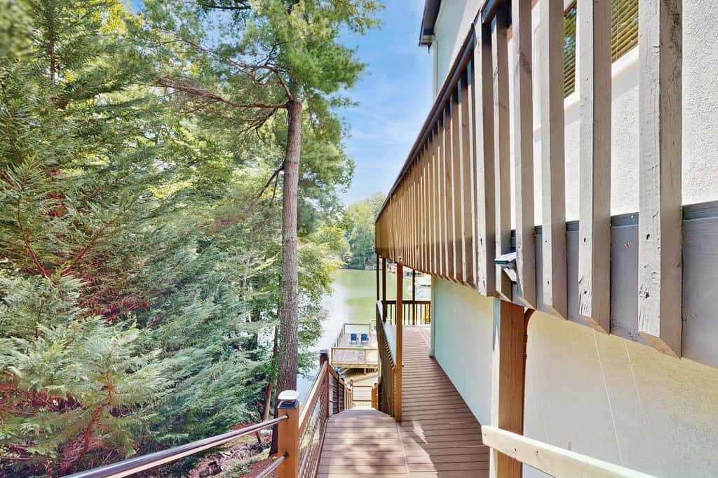 Lake Lure Lakefront House, Private Dock, Multiple Decks, Kayaks, Mountain Views, Gameroom