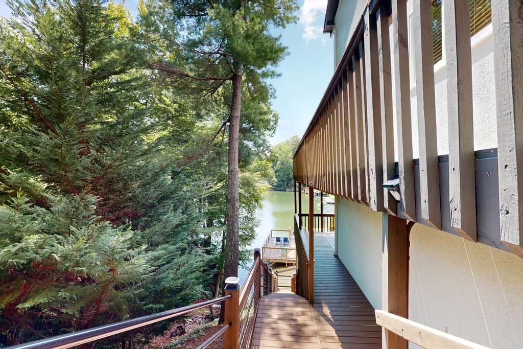 Lake Lure Lakefront House, Private Dock, Multiple Decks, Kayaks, Mountain Views, Gameroom