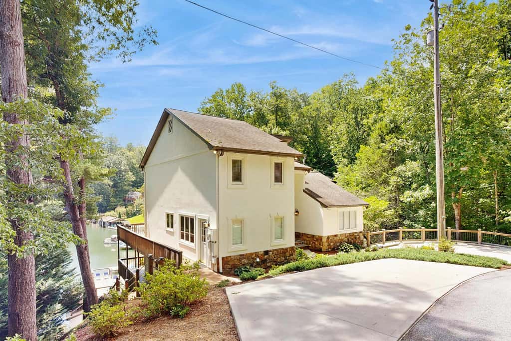 Lake Lure Lakefront House, Private Dock, Multiple Decks, Kayaks, Mountain Views, Gameroom