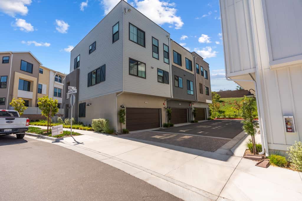 New Modern 4BR Townhouse near Beach & Legoland