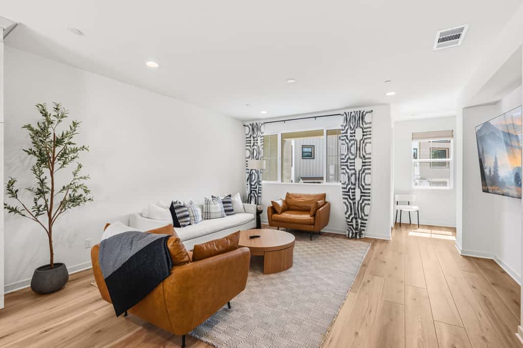 Modern 4BR Townhouse near Beach & Legoland