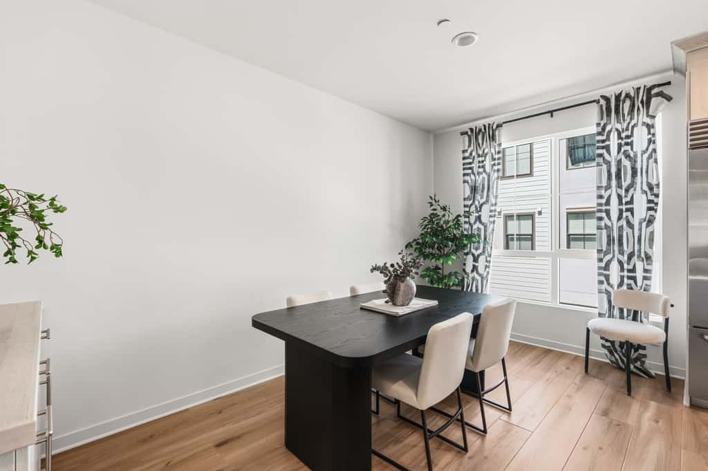 Modern 4BR Townhouse near Beach & Legoland