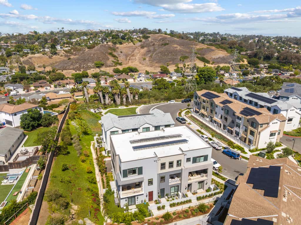 Modern 4BR Townhouse near Beach & Legoland