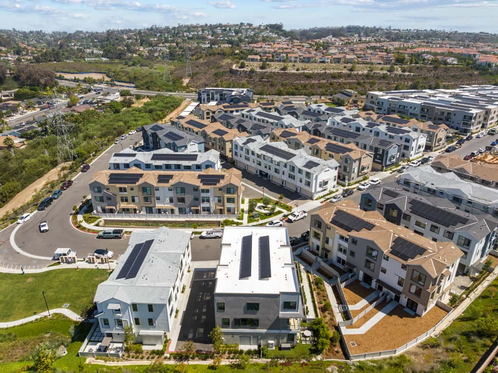 Modern 4BR Townhouse near Beach & Legoland