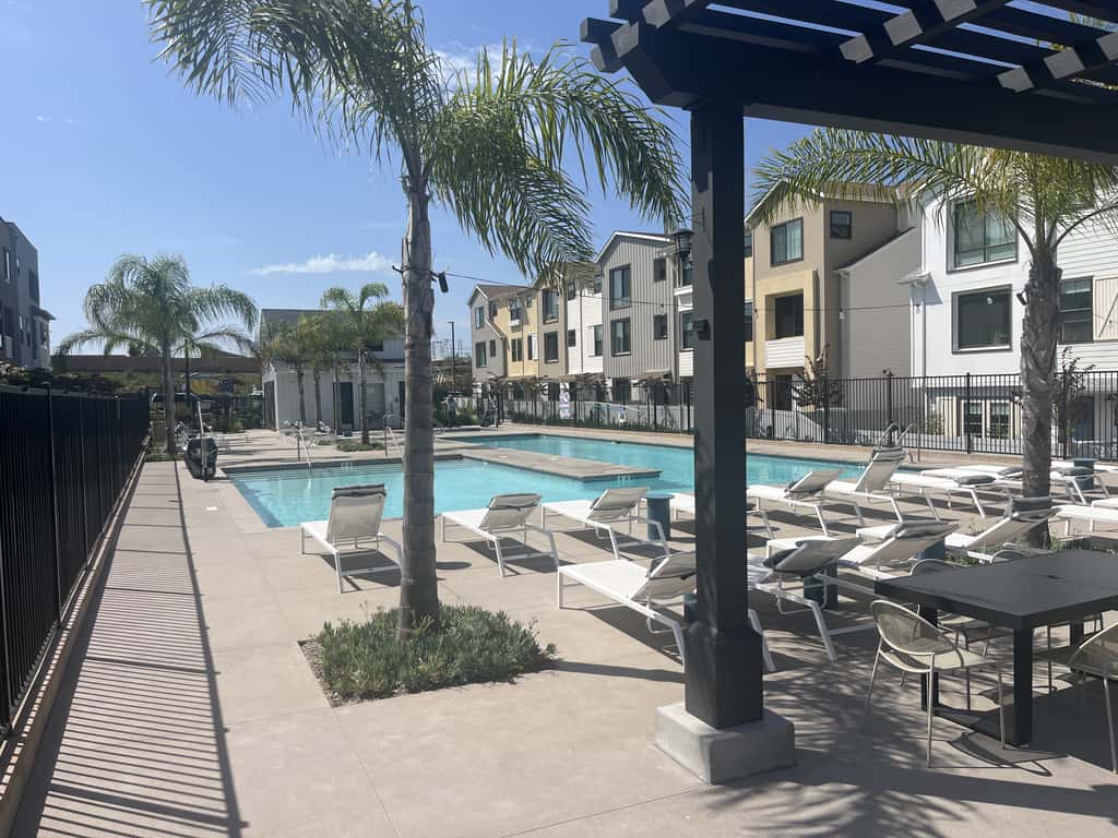 Modern 4BR Townhouse near Beach & Legoland