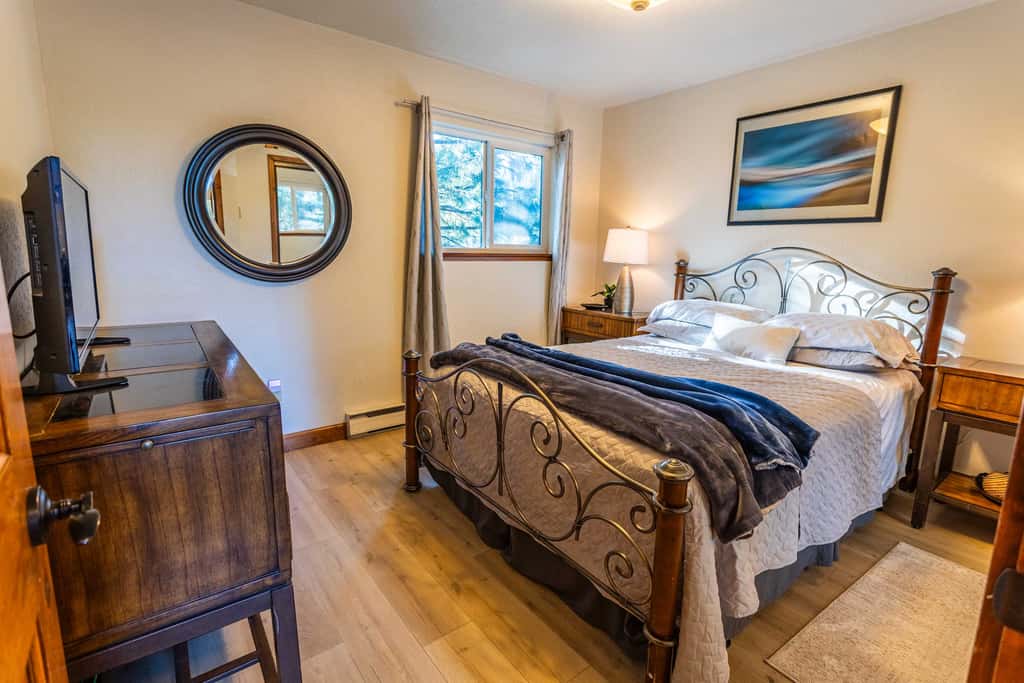 Heavenly Vista Lago Lake View - Luxury Ski-In-Ski-Out Retreat with Stunning Lake Views