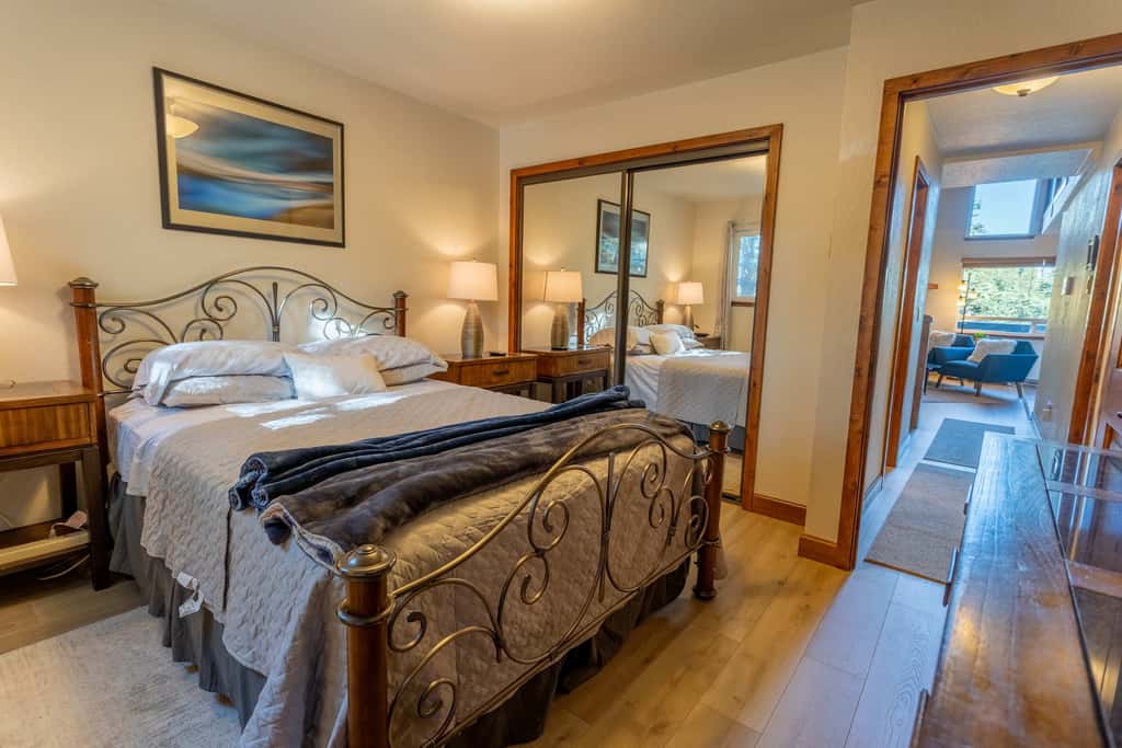 Heavenly Vista Lago Lake View - Luxury Ski-In-Ski-Out Retreat with Stunning Lake Views