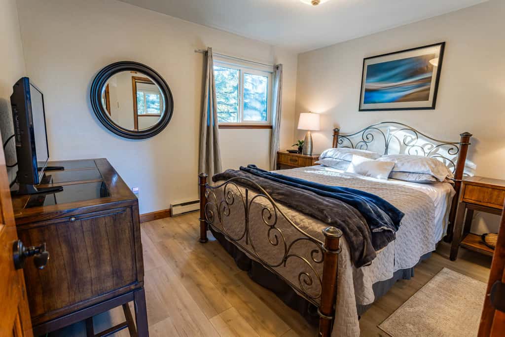 Heavenly Vista Lago Lake View - Luxury Ski-In-Ski-Out Retreat with Stunning Lake Views