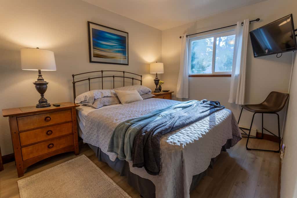 Heavenly Vista Lago Lake View - Luxury Ski-In-Ski-Out Retreat with Stunning Lake Views