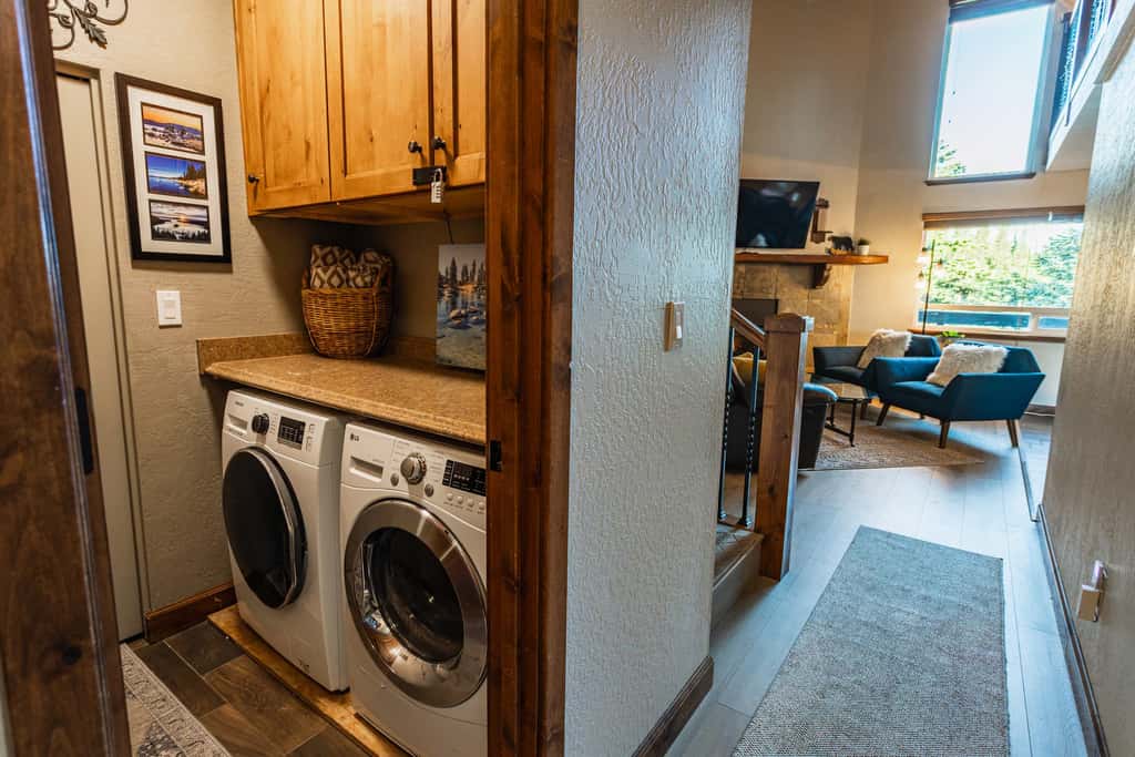 Heavenly Vista Lago Lake View - Luxury Ski-In-Ski-Out Retreat with Stunning Lake Views