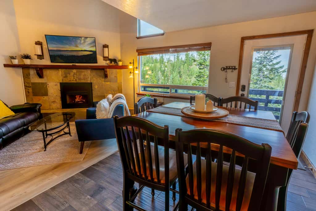 Heavenly Vista Lago Lake View - Luxury Ski-In-Ski-Out Retreat with Stunning Lake Views