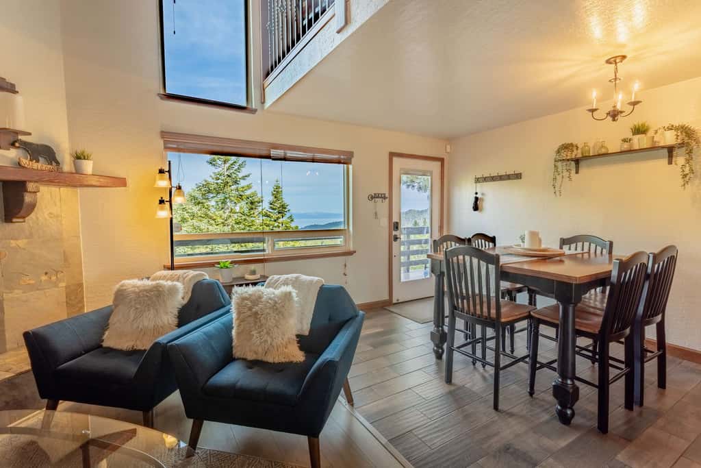 Heavenly Vista Lago Lake View - Luxury Ski-In-Ski-Out Retreat with Stunning Lake Views