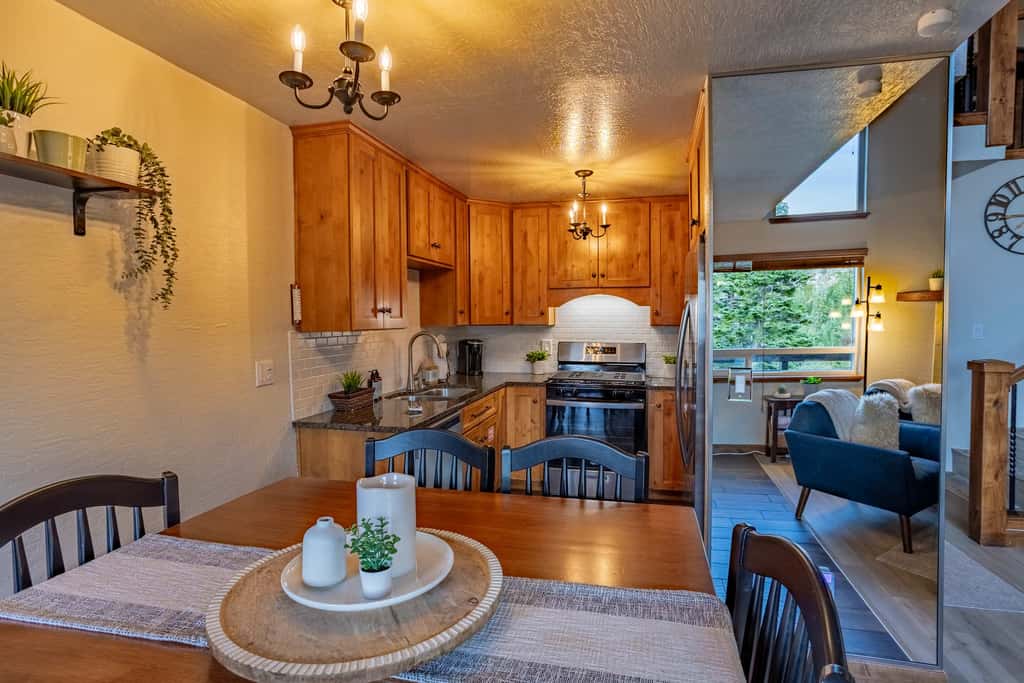 Heavenly Vista Lago Lake View - Luxury Ski-In-Ski-Out Retreat with Stunning Lake Views