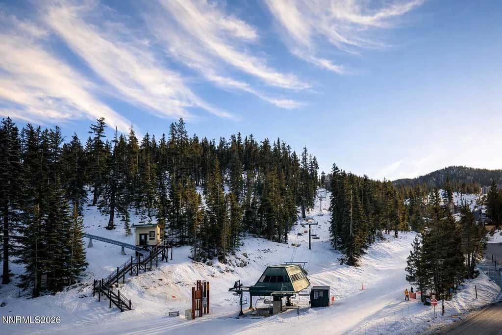 Heavenly Vista Lago Lake View - Luxury Ski-In-Ski-Out Retreat with Stunning Lake Views