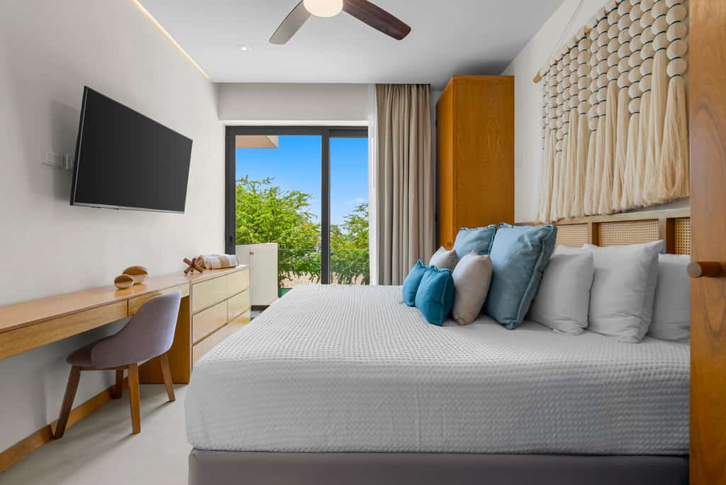 2BR Modern Condo, Marina View, Rooftop Pool & Beach Club, Sleeps 6
