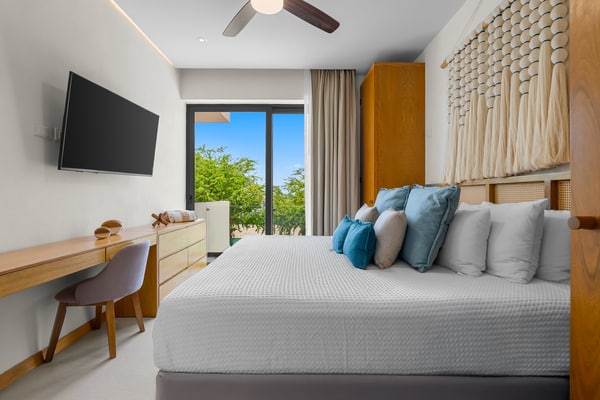 2BR Modern Condo, Marina View, Rooftop Pool & Beach Club, Sleeps 6