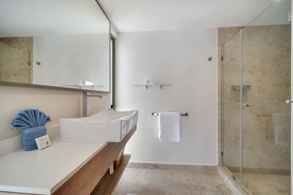 Marvelous brand new 2 BR Condo - Pool /Ocean Views